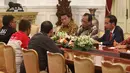 Presiden Jokowi menerima perwakilan ojek online di Istana Merdeka, Jakarta, Selasa (27/3). Pengemudi ojek online meminta pemerintah membantu mereka berdiskusi dengan perusahaan transportasi online agar merasionalkan tarif. (Liputan6.com/Angga Yuniar)