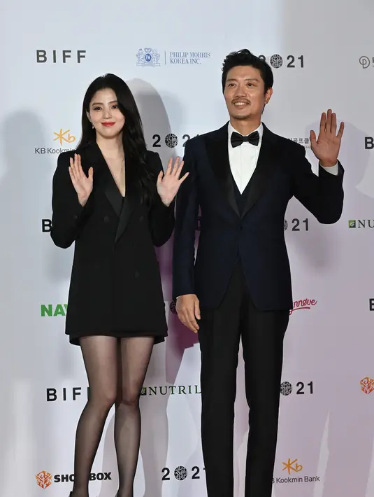 Aktris Korea Selatan Han So Hee (kiri) dan aktor Park Hee Soon (kanan) berpose di karpet merah upacara pembukaan Busan International Film Festival (BIFF) ke-26 di Busan Cinema Center, Busan, 6 Oktober 2021. (Jung Yeon-Je/AFP)