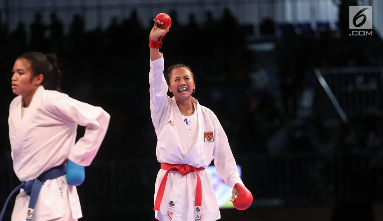 Karateka putri Indonesia, Srunita Sari tangan usai mengalahkan karateka asal Thailand, Paweena Raksachart dalam nomor kumite bawah 50 kg putri Sea Games 2017, Kuala Lumpur, Malaysia, (22/8). Srunita menang dengan skor 6-0. (Liputan6.com/Faizal Fanani)