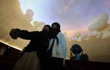 FOTO: Libur Natal Warga Kunjungi Planetarium Jakarta yang Kembali Dibuka