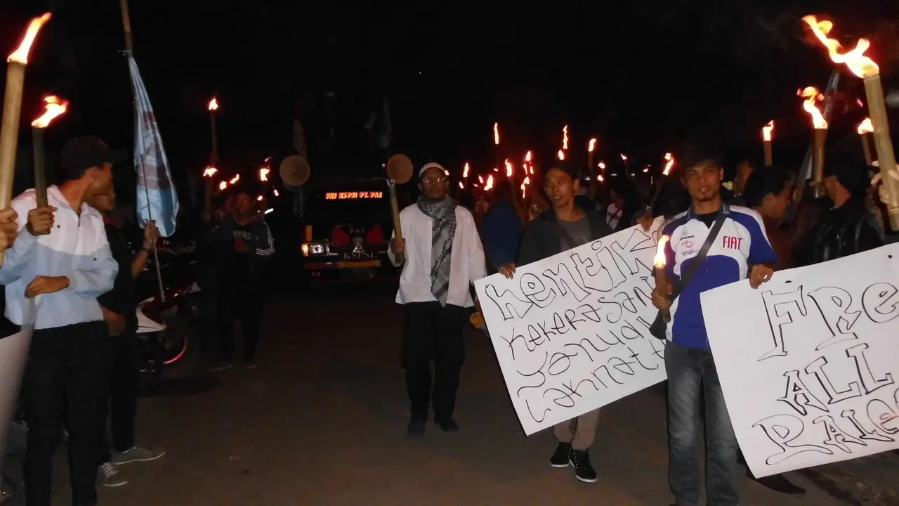 Ratusan Buruh Gelar Pawai Obor Galang Dana Palestina