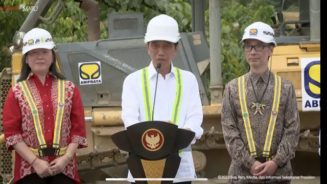 Presiden Joko Widodo atau Jokowi melakukan groundbreaking atau peletakan batu pertama pembangunan dimulainya proyek rumah sakit di Ibu Kota Nusantara (IKN).