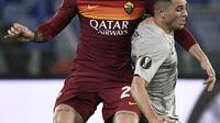 Bek AS Roma, Gianluca Mancini (kiri) berusaha merebut bola dari penyerang Shakhtar Donetsk, Junior Moraes pada leg pertama babak 16 besar Liga Europa di stadion Olimpiade, Italia, Jumat (12/3/2021). Laga leg kedua akan dimainkan di NSC Olimpiyskiy Stadium 18 Maret. (AFP/Filippo Monteforte)