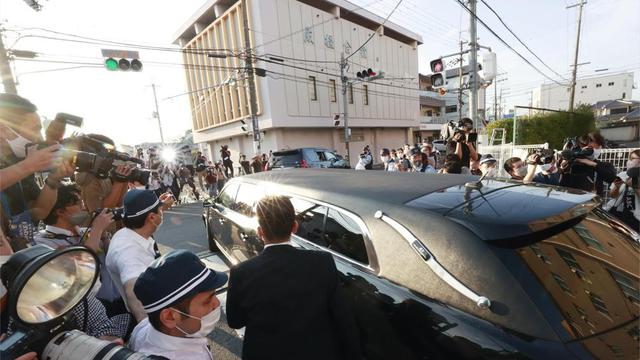 Sebuah mobil jenazah yang diyakini membawa jasad mantan Perdana Menteri Jepang Shinzo Abe meninggalkan rumah sakit di Kashihara, Prefektur Nara, Jepang barat Sabtu, 9 Juli 2022. (Kyodo News melalui AP)