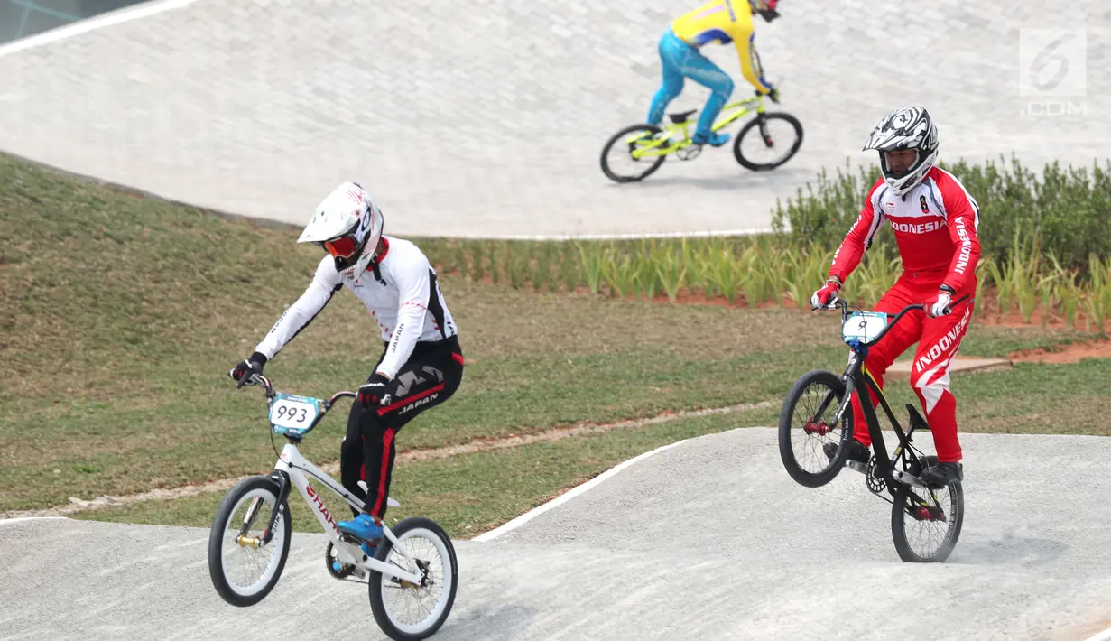 Atlet sepeda BMX putra Asian Games 2018 bertanding pada nomor putra di Pulo Mas International BMX Center, Sabtu (25/8). Pada pertandingan tersebut I Gusti Bagus Saputra finish diurutan kedua. (Liputan6.com/Fery Pradolo)