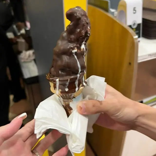 6 Momen Apes Saat Makan Es Krim, Gagal Kembalikan Mood Bahagia