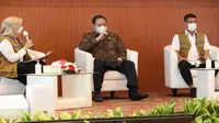 Menteri Koordinator Perekonomian Airlangga Hartarto dan Kepala BNPB Doni Monardo saat Rapat Koordinasi Nasional Penanggulangan Bencana 2021, Selasa (9/3/2021) di Graha BNPB, Jakarta. (Badan Nasional Penanggulangan Bencana/BNPB)