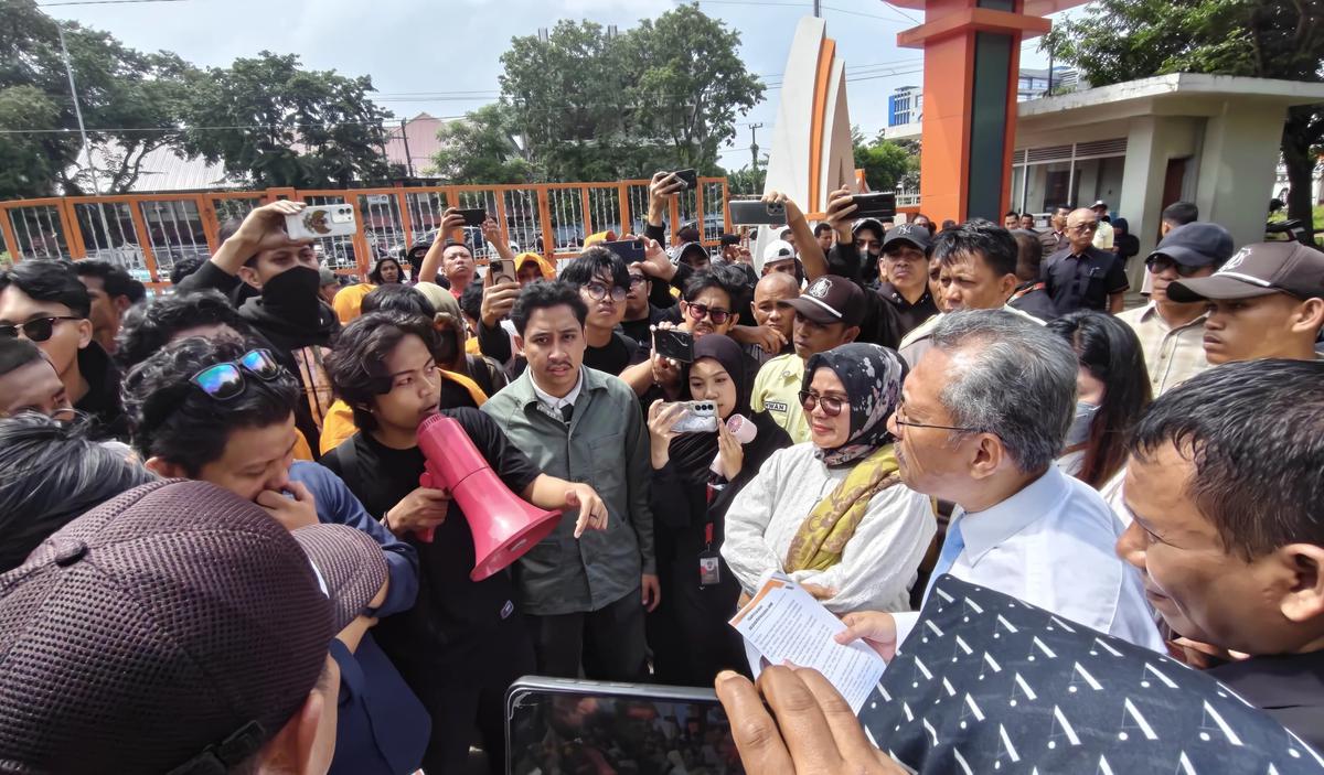 Mahasiswa UNM Adang Mobil Sekjen Kemendiktisaintek