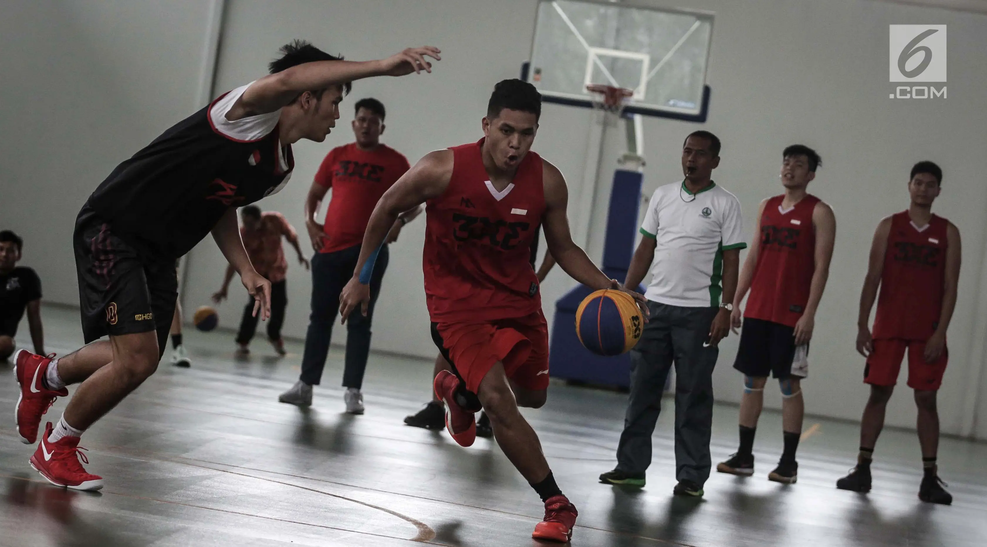 Seorang atlet basket putra menggiring bola saat berlatih di Gor Istana Kana, Jakarta, Jumat (12/1). Latihan ini untuk mempersiapkan diri dalam menghadapi Asian Games 2018. (Liputan6.com/Faizal Fanani)