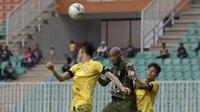 Striker Tira Persikabo, Loris Arnaud, berebut bola atas dengan pemain Semen Padang pada laga Shopee Liga 1 di Pakansari, Bogor, Jumat (267/9). Tira Persikabo bermain imbang 1-1 atas Semen Padang. (Bola.com/Yoppy Renato)