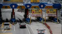 Sejumlah kendaraan memasuki gerbang tol Jagorawi, Jakarta, Rabu (8/7/2015). Pemerintah mulai Selasa (7/7) pukul 00.00 WIB memberikan diskon tarif seluruh ruas jalan tol sebesar 25-35 persen sampai Rabu (22/7) pukul 24.00 WIB. (Liputan6.com/Faizal Fanani)