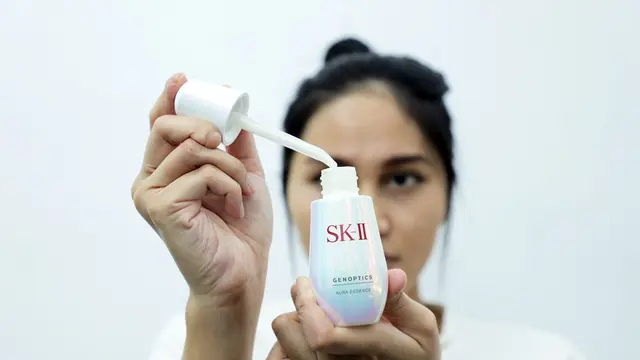 SK-II GenOptics Aura Essence dikemas dalam botol kaca elegan