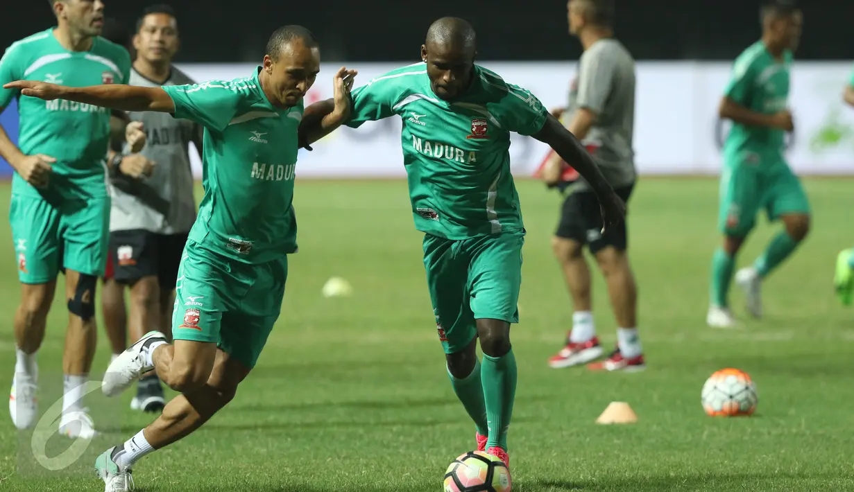 Pemain Madura United, Peter Odemwingie (kiri) berebut bola dengan Greg Nwokolo saat berlatih jelang laga melawan Persija di Stadion Patriot Candrabhaga, Bekasi, Rabu (3/5). Madura United akan melawan Persija, Kamis (4/5). (Liputan6.com/Helmi Fithriansyah)