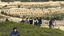 Pada hari keempat, pasangan ini mengunggah foto sedang di Bukit Zaitun, Jerusalem. Mulan tampil cantik degan kaftan yang dikenakan. (Instagram/mulanjameela1)