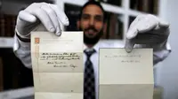 Dua lembar notes berisi nasehat kebahagiaan oleh Albert Einstein laku dilelang US$ 1,5 juta. (Sumber AFP)