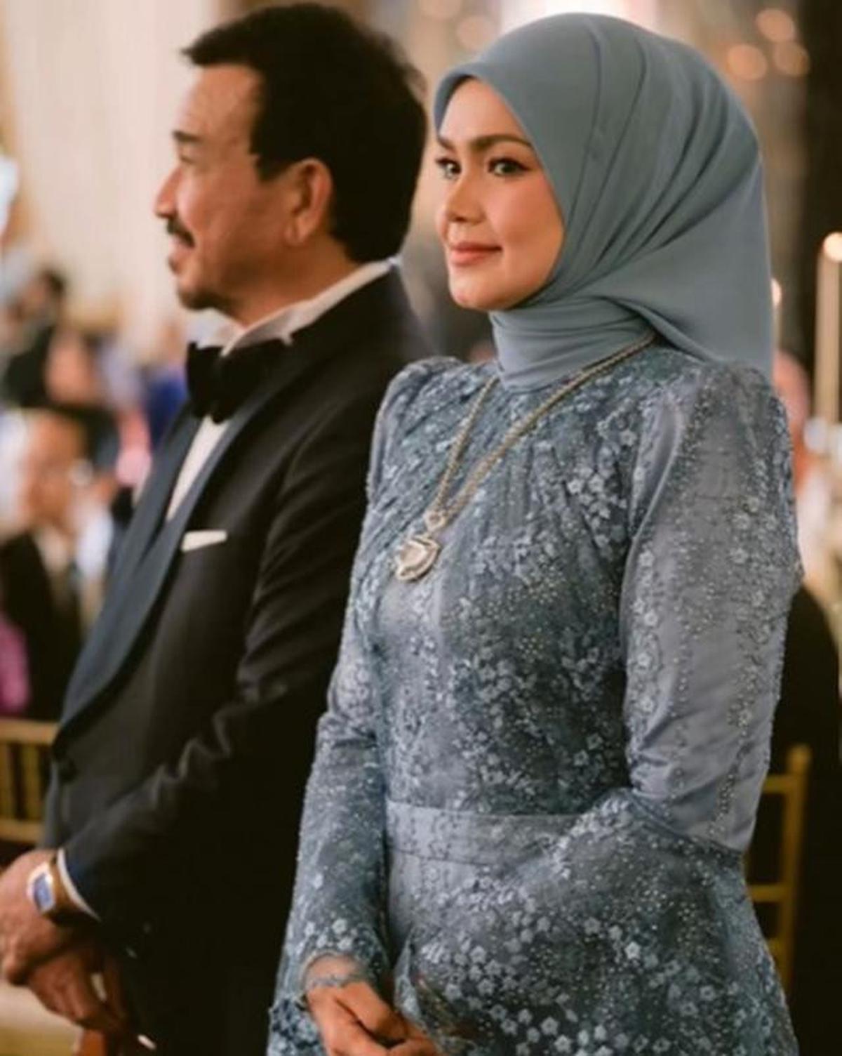 7 Potret Gaun Brokat Siti Nurhaliza di Pernikahan Anak Sambung, Detail Payet Memukau