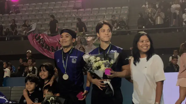 Desta dan ketiga anaknya saat pemberian mendali dan bunga di acara Lagi-Lagi Tenis