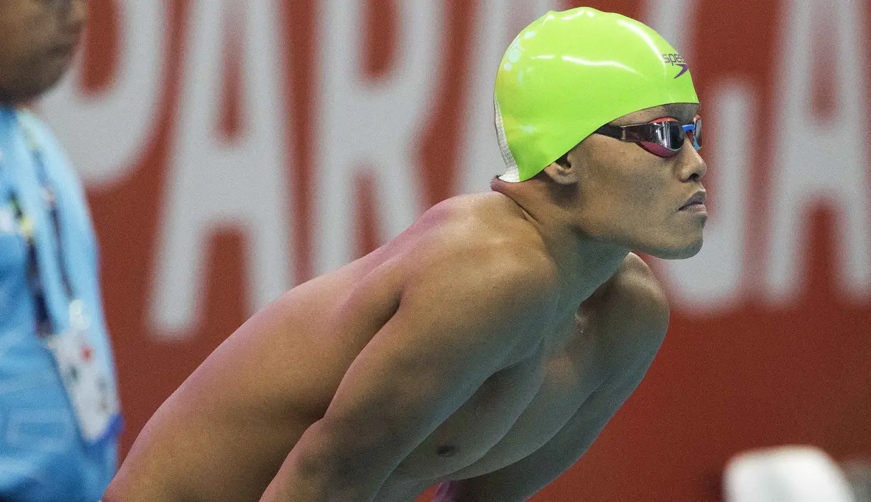 Aksi Aris perenang Indonesia yang berhasil meraih medali perak di nomor 100 meter gaya dada klasifikasi SB7 pada Asian Para Games 2018, Gelora Bung Karno Jakarta, Senin (8/10/2018).  (Bola.com/Peksi Cahyo)