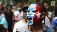 Mahasiswa Papua yang tergabung dalam Aliansi Mahasiswa Anti Rasisme, Kapitalisme, Kolonialisme, dan Militerisme berunjuk rasa di depan Istana Merdeka, Jakarta, Rabu (28/8/2019). Mereka menuntut diberikan hak untuk menentukan nasib sendiri melalui referendum. (Liputan6.com/Angga Yuniar)
