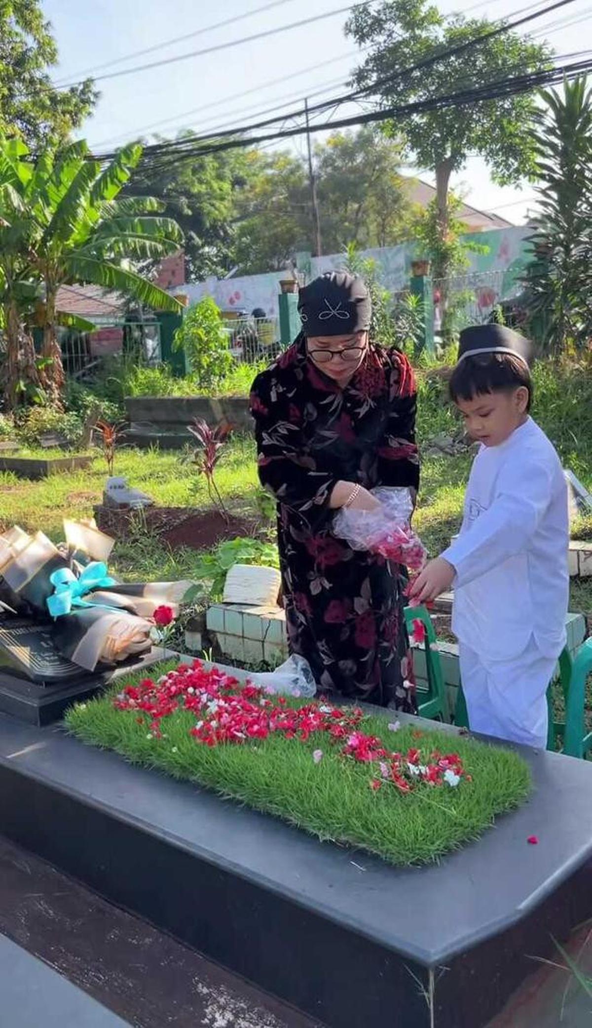 Momen Gala Sky Ziarah ke Makam Orang Tua, Mengenang 4 Tahun Kepergian Vanessa dan Bibi