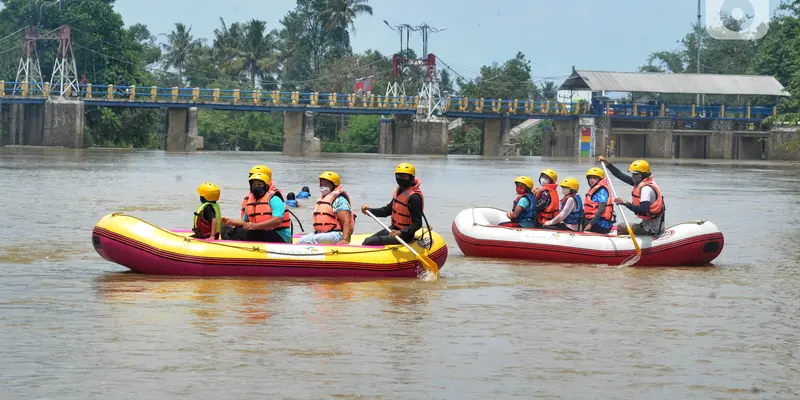 FOTO: Keceriaan Anak-Anak Saat Rafting di Bendungan Katulampa