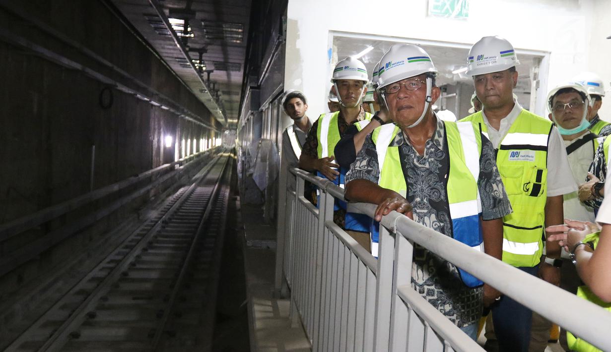 Menteri Koordinator Bidang Perekonomian Darmin Nasution memantau pembangunan proyek MRT Jakarta fase I di Senayan, Jakarta, Senin (11/6). Menurut dia, stasiun tersebut didesain dengan sangat baik dan modern. (Liputan6.cpm/Angga Yuniar)