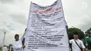 Massa yang tergabung dalam Forum CPNS K2 Kemenag (FCKK) Jawa Timur saat menggelar aksi di depan Istana, Jakarta, Senin (11/3). (merdeka.com/Iqbal S. Nugroho)
