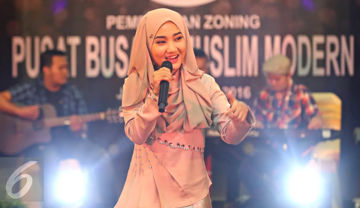Fatin Shidqia Lubis tampil menghibur pengunjung dalam acara pembukaan Pusat Busana Muslim Modern di kawasan Mangga Dua, Jakarta, Jumat (8/4/2016). (Liputan6.com/Immanuel Antonius) 