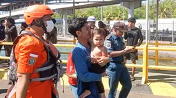 Penumpang kapal feri Putri Yasmin yang berhasil diselamatkan tiba di Pelabuhan Padang Bay, Karangasem, Bali, Rabu, 12 Agustus 2026. (AFP/ Lana Priatna)
