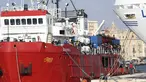 Kapal Sea Eye 4 dengan lebih dari 800 orang yang diselamatkan tiba di Trapani, Sisilia, Italia, Minggu (7/11/2021). Kapal kemanusiaan Jerman dengan lebih dari 800 migran yang diselamatkan, termasuk 15 anak kecil, sampai ke pelabuhan Sisilia pada Minggu (7/11). (Alberto Lo Bianco/LaPresse via AP)