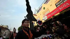 Peserta membawa replika keris raksasa saat karnaval budaya Keris Summit 2015 di Jl Malioboro, Yogyakarta,  Rabu (28/10/2015). Keris summit 2015 akan berlangsung hingga 1 november 2015. (Boy T Harjanto)