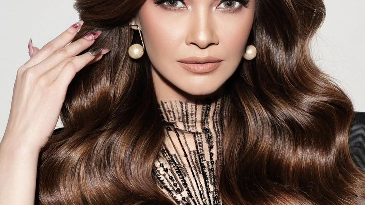 Selain menampilkan nuansa klasik, pemotretan ini memperlihatkan sisi glamor dari Tari.