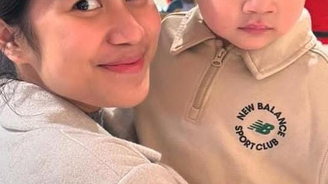 Gemas! Potret Azizah Salsha Lepas Rindu Bareng Rayyanza 'Cipung' di London, Makan Bareng Sampai Mau Digendong