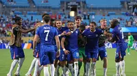 Pemain Chelsea merayakan gol yang dicetak Christopher Nkunku ke gawang Benfica pada laga 16 besar Piala Dunia Antarklub 2025 di Bank of America Stadium, Minggu (29/6/2025) pagi WIB. (Buda Mendes / GETTY IMAGES NORTH AMERICA / Getty Images via AFP)