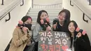 Teman-teman Jisoo dalam drakor Snowdrop pun ke konser "Born Pink". mereka membuat handmade banner bertuliskan, “Happy to see Jisoo, Jisoo hot pink.“ [Foto: Twitter/ @lipftkjs via Koreaboo]