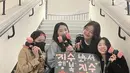Teman-teman Jisoo dalam drakor Snowdrop pun ke konser "Born Pink". mereka membuat handmade banner bertuliskan, “Happy to see Jisoo, Jisoo hot pink.“ [Foto: Twitter/ @lipftkjs via Koreaboo]