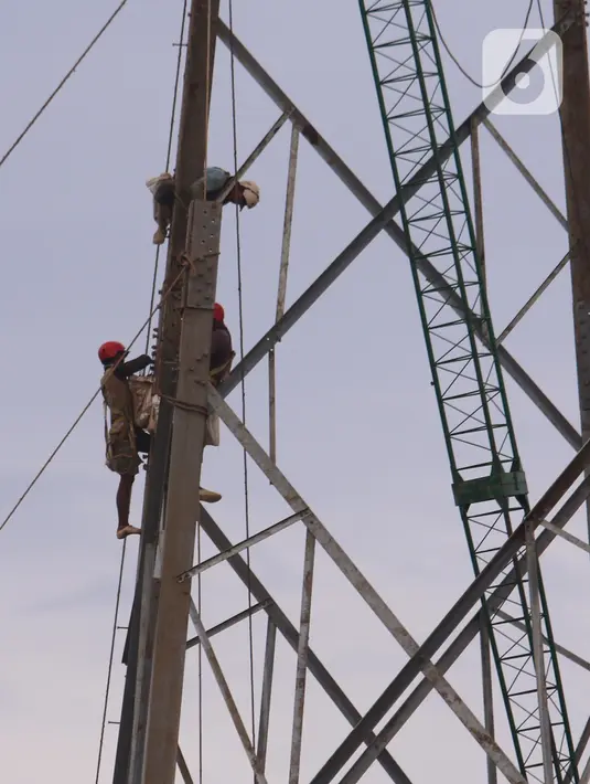 Aktivitas pekerja di ketinggian guna melakukan peremajan menara sutet di kawasan Karang Tengah, Kota Tangerang, Banten, Jumat (8/1/2021). BPJamsostek mencatat telah jumlah kecelakaan kerja di Indonesia pada tahun 2020 yaitu mencapai 129.305 kasus. (Liputan6.com/Angga Yuniar)