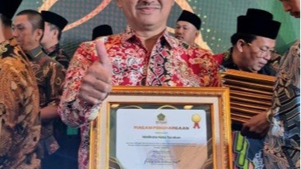Wali Kota Tarakan Khairul Menerima Penghargaan Penerangan Agama Islam atau PENAIS Award 2025