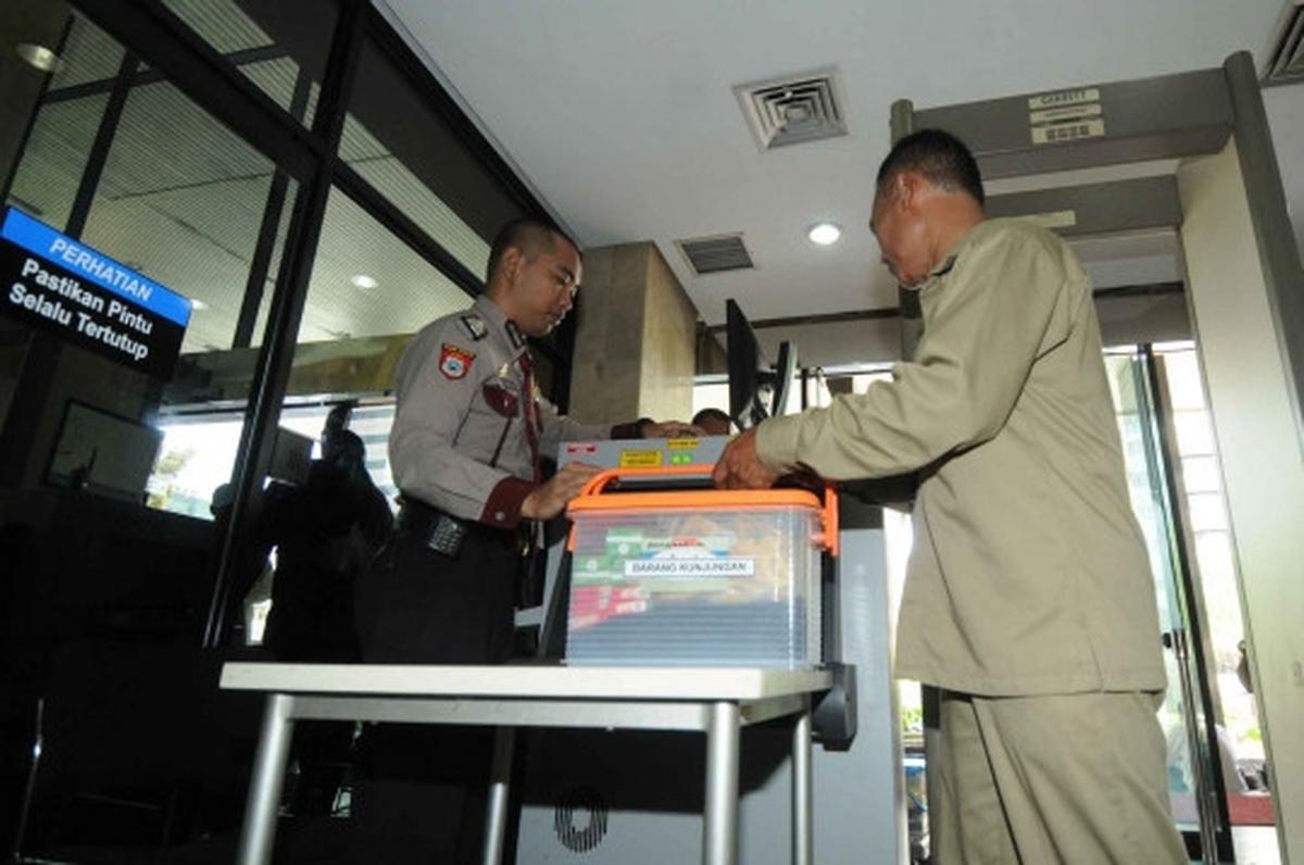 Jelang Lebaran, barang para tahanan KPK diperiksa sinar X