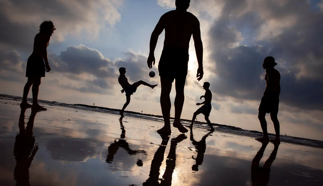 Orang-orang bermain footvolley di pantai di Tel Aviv, Israel, pada 5 Juli 2020. (AP Photo/Oded Balilty)