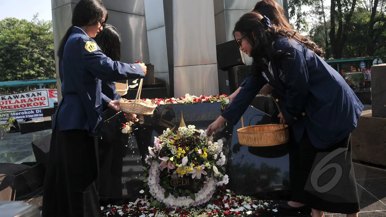 Mahasiswa Trisakti Tabur Bunga Kenang Tragedi Mei 1998