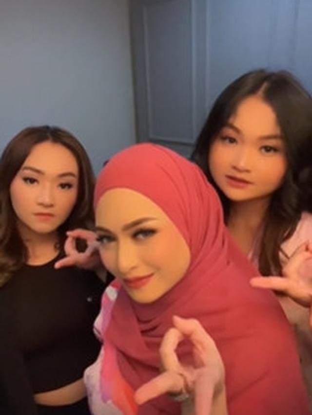 6 Potret Nathalie Holscher dan Kedua Adiknya, Selalu Kompak