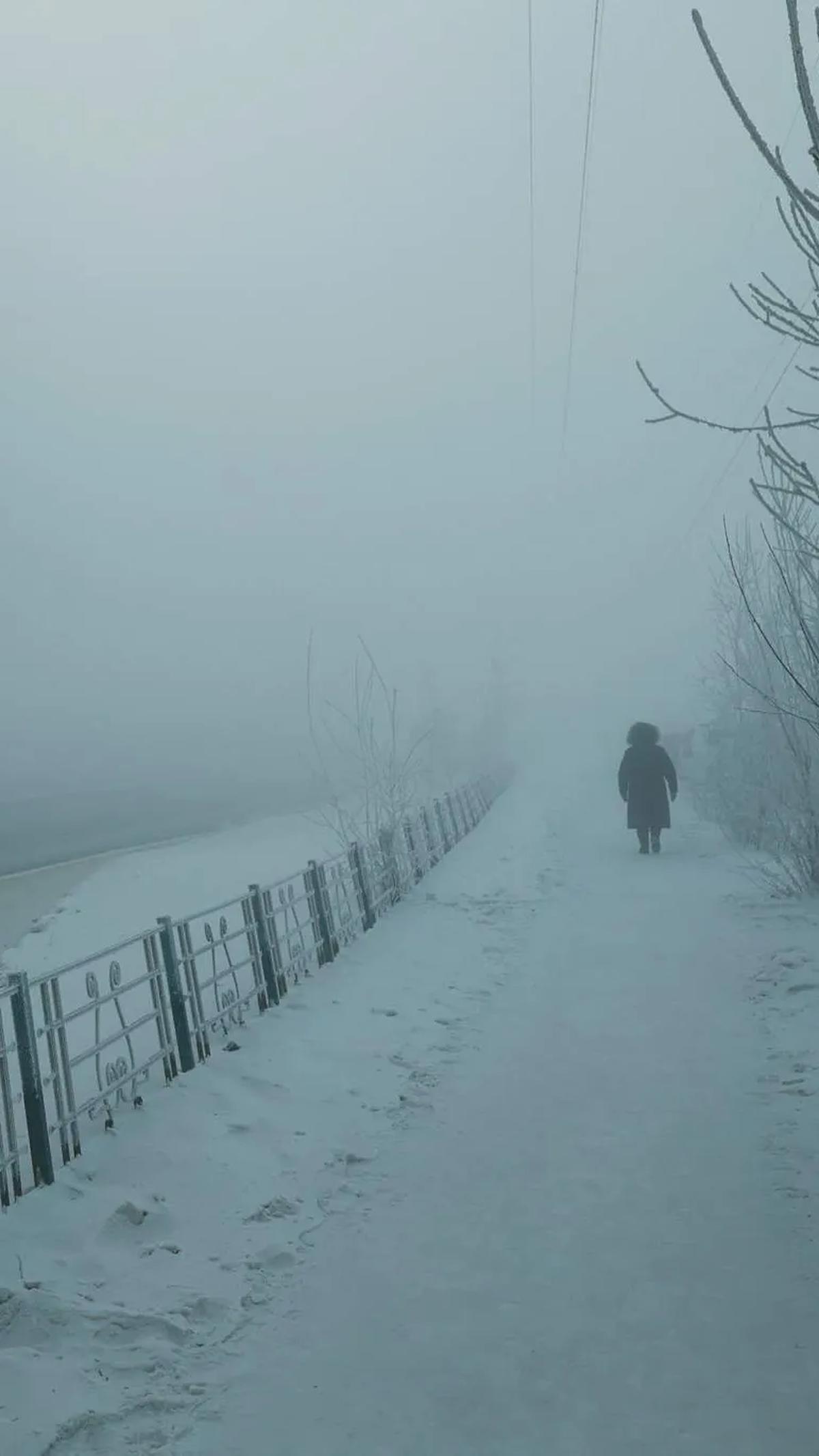 Negara bagian Sakha atau dikenal sebagai Yakutia di bagian timur laut Siberia ini mengalami penurunan suhu yang sangat ekstrem yakni di bawah minus 58 derajat Celcius.