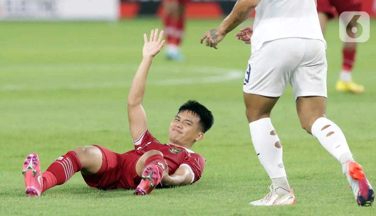 Pemain tengah timnas Indonesia, Witan Sulaeman (kiri) mengerang kesakita saat melawan Kamboja pada kualifikasi Grup A Piala AFF 2022 di Stadion Utama Gelora Bung Karno, Jakarta, Jumat (23/12/2022). Egy Maulana Vikry dan Witan Sulaeman berhasil melesakkan gol ke gawang Kamboja hingga laga berakhir dengan kemenangan Indonesia 2-1. (Liputan6.com/Helmi Fithriansyah)