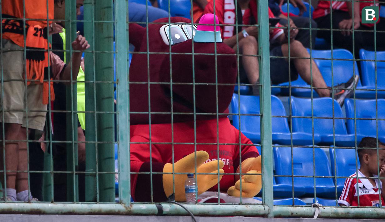 <p>Maskot Piala Dunia U-17 2023, Bacuya terlihat menyaksikan laga lanjutan BRI Liga 1 2023/2024 antara Persija Jakarta melawan Barito Putera di Stadion Patriot Candrabhaga, Bekasi, Sabtu (07/10/2023). (Bola.com/Bagaskara Lazuardi)</p>