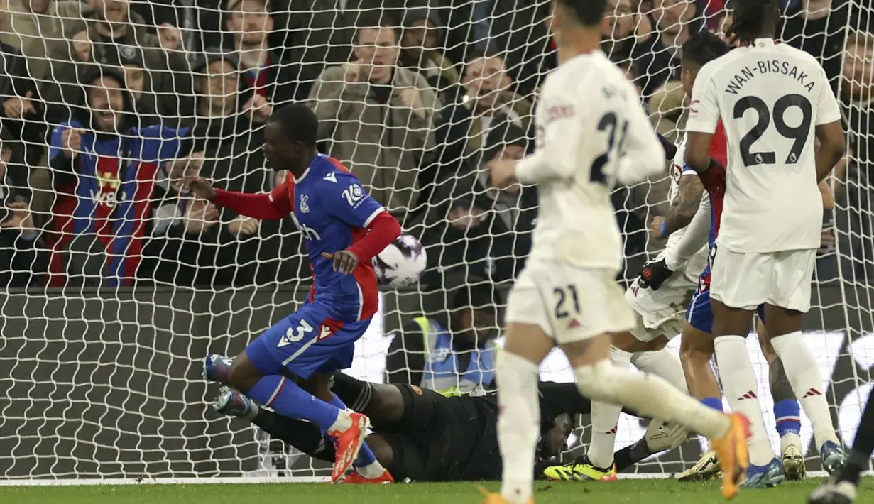 Pemain Crystal Palace, Tyrick Mitchell, mencetak gol ke gawang Manchester United pada laga pekan ke-36 Premier League 2023/2024 yang digelar di Selhurst Park, Selasa (7/5/2024). (AP Photo/Ian Walton)