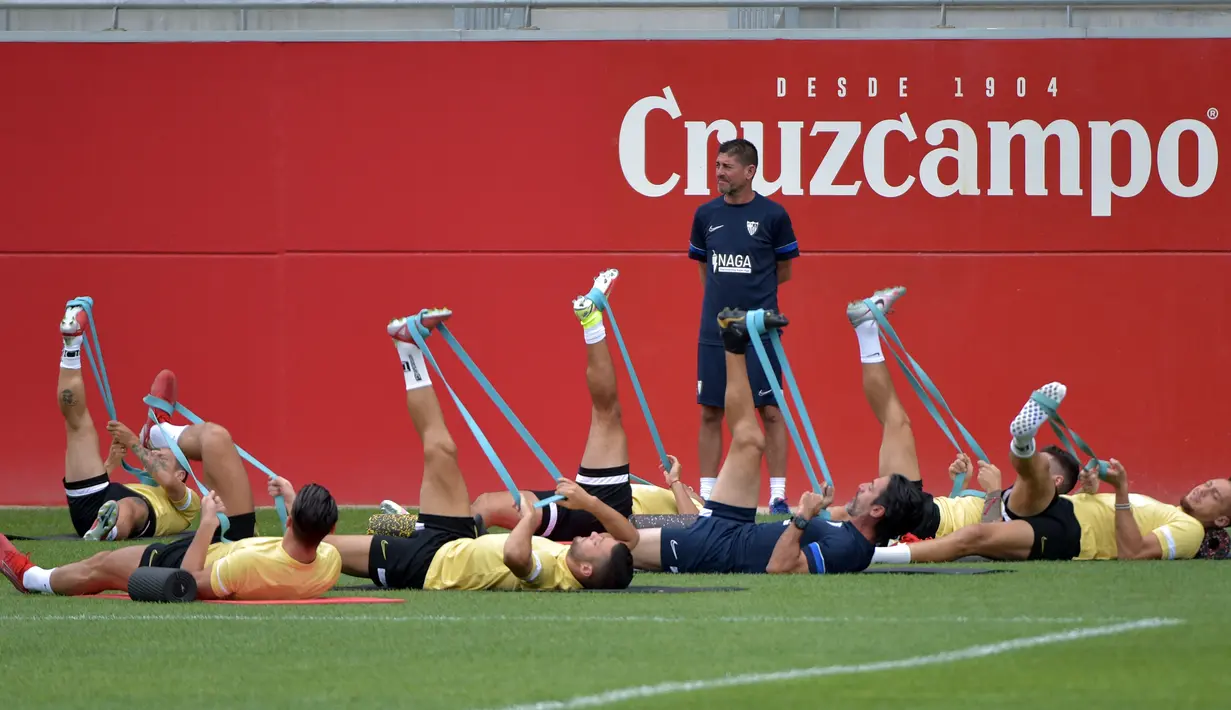 Para pemain Sevilla menghadiri sesi latihan di fasilitas olahraga Ciudad Deportiva Jose Ramon Cisneros Palacios di Seville, Senin (13/9/2021). Sevilla akan menjamu RB Salzburg dalam laga pembuka fase grup Liga Champions pada Selasa, 14 September 2021 malam WIB. (CRISTINA QUICLER/AFP)