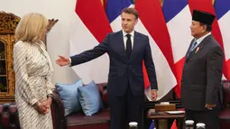 Sebelum pertemuan empat mata, Presiden Prancis Emmanuel Macron menyempatkan memperkenalkan istrinya Brigitte Macron kepada Presiden Prabowo Subianto. (Ludovic MARIN/AFP)