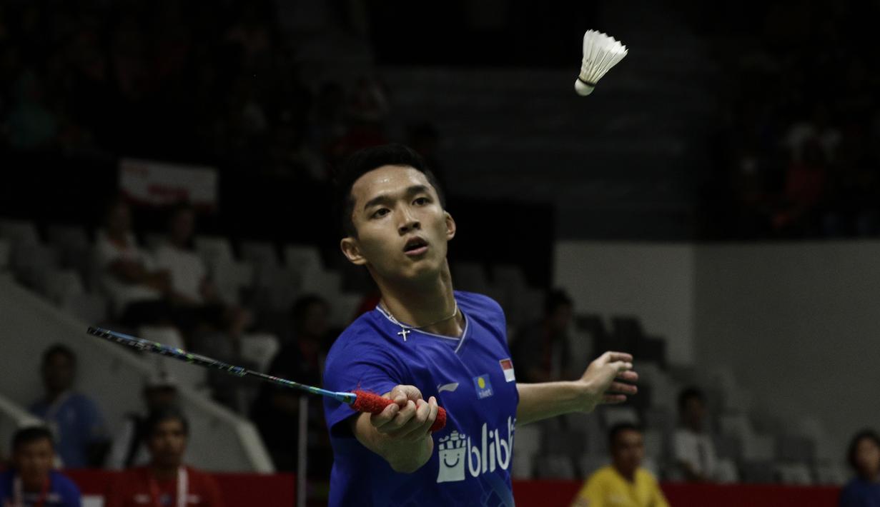 Tunggal Putra Indonesia, Jonatan Christie, saat menghadapi tunggal Chinese Taipei, Wang Tzu We, pada laga Indonesia Masters 2020 di Istora, Jakarta, Kamis (16/1). Jonatan Christie unggul 21-15 dan 21-15. (Bola.com/Yoppy Renato)