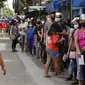Warga menunggu untuk disuntik vaksin COVID-19 pada hari pertama program vaksinasi nasional di luar sekolah di Kota Quezon, Filipina, Senin (29/11/2021). Kemunculan COVID-19 varian Omicron telah memicu alarm baru di Filipina. (AP Photo/Aaron Favila)